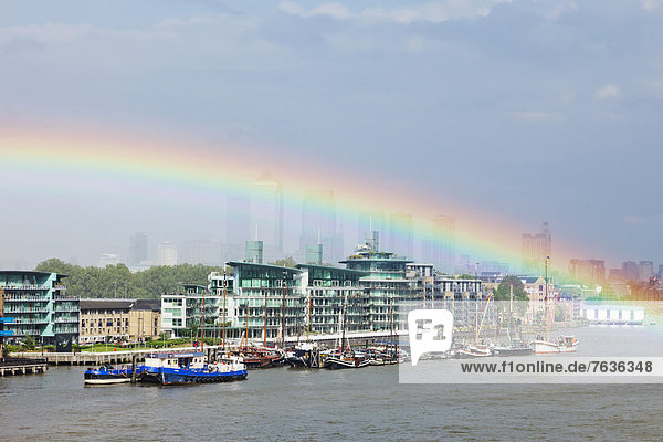 Skyline  Skylines  über  London  Hauptstadt  Kai  Wellensittich  Melopsittacus undulatus  Docklands  England  Regenbogen