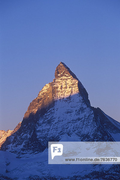 Europa  Berg  Winter  Sonnenaufgang  Berggipfel  Gipfel  Spitze  Spitzen  Matterhorn  Schnee  Schweiz