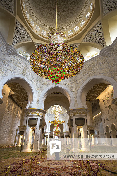 Abu Dhabi Hauptstadt Vereinigte Arabische Emirate VAE Frau Großstadt Architektur Religion Säule Teppichboden Teppich Teppiche Marmor Naher Osten Moschee neu