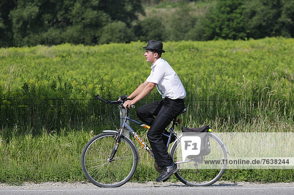 Ländliches Motiv ländliche Motive Helligkeit Mann Tag Junge - Person Feld radfahren Fahrrad Rad grün Reise Fernverkehrsstraße Außenaufnahme 1 Kanada Erbe Ontario