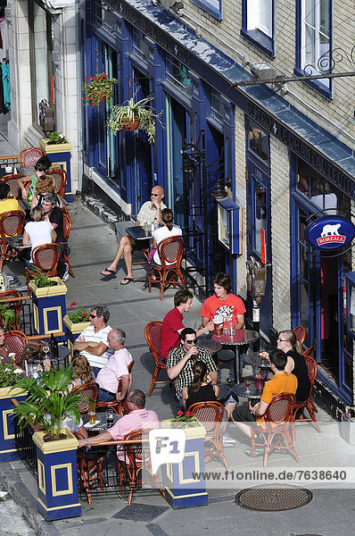 Frau  Mann  Mensch  Freundschaft  Menschen  am Tisch essen  Restaurant  Jeans  Altstadt  essen  essend  isst  Fernsehantenne  Kanada  Quebec  Quebec City