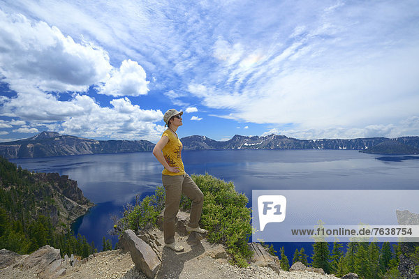 Vereinigte Staaten von Amerika  USA  Nationalpark  Wasser  Frau  Amerika  gelb  T-Shirt  Mütze  Vulkan  blau  Cascade Mountain  Kratersee  Oregon
