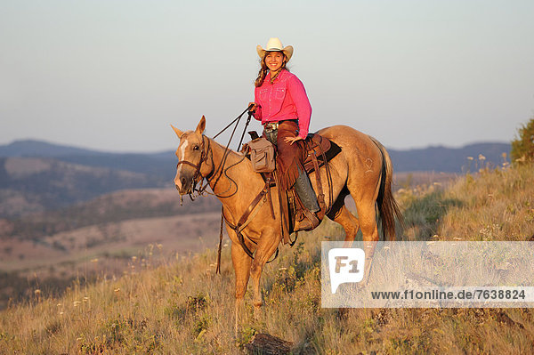 Vereinigte Staaten von Amerika  USA  Portrait  Frau  Freundschaft  Amerika  lächeln  Hut  Mädchen  Cowgirl  Oregon