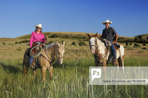 Vereinigte Staaten von Amerika  USA  Frau  Sport  Amerika  grün  reiten - Pferd  Gras  Mädchen  Cowboy  Cowgirl  Oregon  Ranch