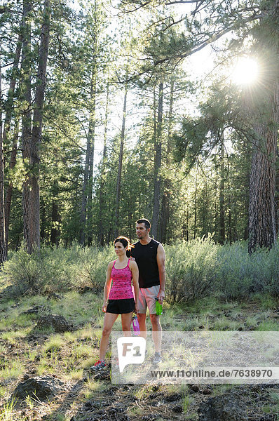 Vereinigte Staaten von Amerika  USA  Frau  Mann  Amerika  Sport  Wald  Natur  wandern  Nordamerika  Läufer  Außenaufnahme  Oregon