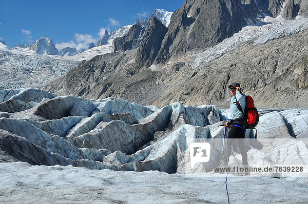 Frankreich  Frau  über  Eis  Kreuzform  Kreuz  Kreuze  Klettern  Chamonix  Bergmassiv
