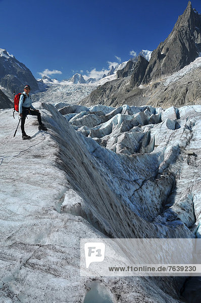 überqueren  Frankreich  Frau  denken  Alternative  über  Meer  Eis  Feld  Klettern  Chamonix  Gletscherspalte  Bergmassiv