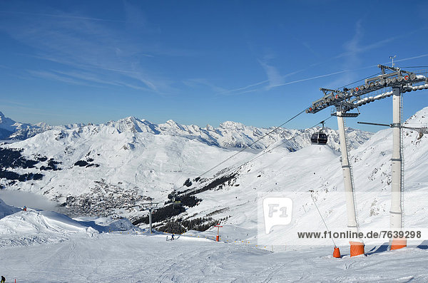 Kleine Menschengruppe Kleine Menschengruppen leer Frische Wahrzeichen Hintergrund Alpen Skisport Wintersportort Fokus auf den Vordergrund Fokus auf dem Vordergrund Ski Verbier Schnee schweizerisch