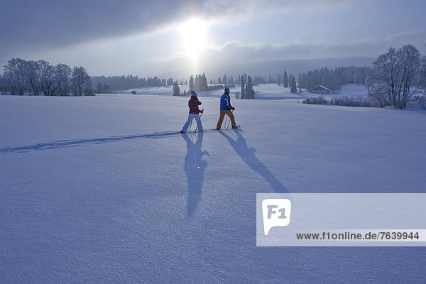 Schneeschuh Frau Winter Mann gehen wandern Schnee Wintersport