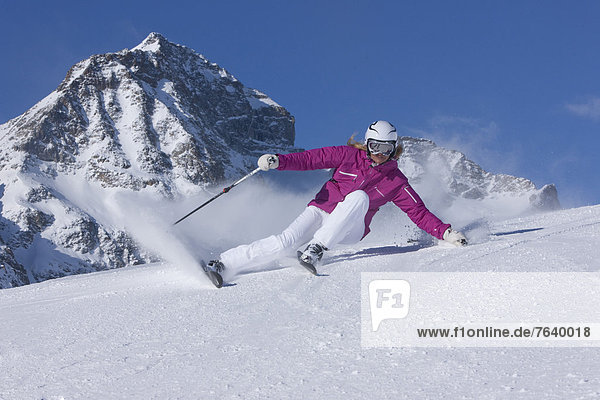 Freizeit Wintersport Frau Winter Sport Abenteuer schnitzen Skisport Ski Kanton Graubünden