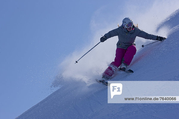 Frau Berg Winter schnitzen Skisport Ski Skipiste Piste Wintersport