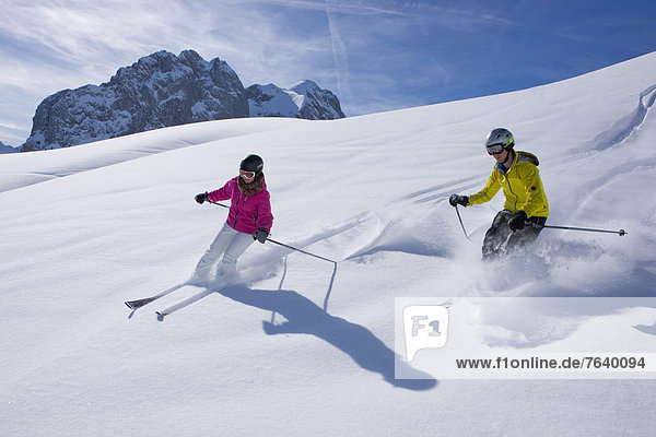 Frau Berg Winter Mann Skifahrer schnitzen Alpen Skisport Ski Pulverschnee Wintersport
