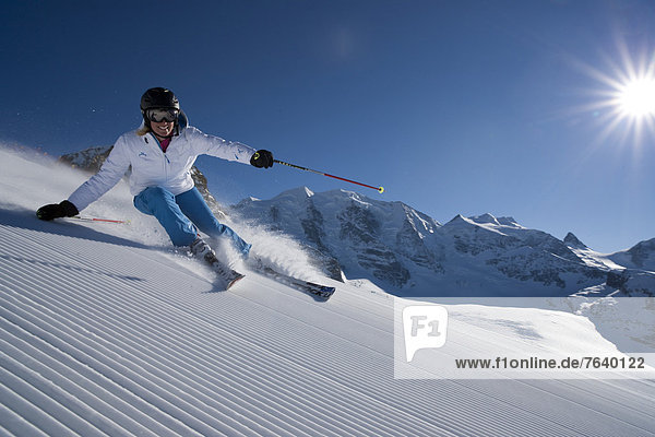 Frau Winter schnitzen Skisport Ski Ansicht Kanton Graubünden Schotterstrasse Sonne Wintersport