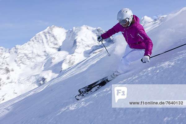 Frau Berg Winter schnitzen Skisport Ski Ansicht Kanton Graubünden Wintersport