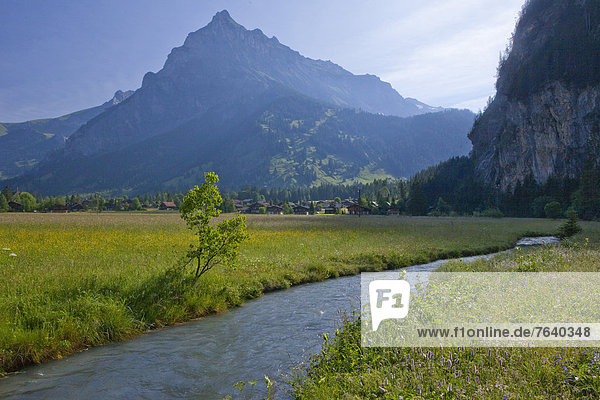 Wasser Europa Berg fließen Fluss Bach Bern Berner Oberland Kandersteg Schweiz Gewässer