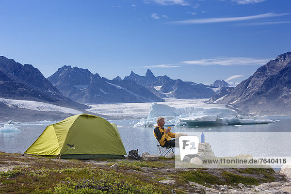 Mann  Eis  camping  Zelt  Moräne  Sermiligaaq  Grönland