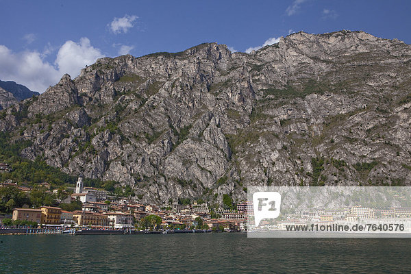 Felsbrocken Europa Steilküste See Dorf Gardasee Italien