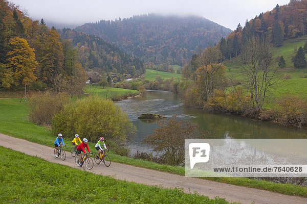 Wasser Frau Sport Fahrradfahrer Fahrrad Rad fließen Fluss Bach Herbst Fahrrad fahren Gewässer