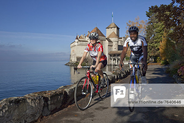 Frau Mann Fahrradfahrer Fahrrad Rad See schwarz Herbst Genfer See Genfersee Lac Leman multikulturell Rennrad Ethnisches Erscheinungsbild Fahrrad fahren