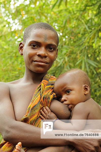 Baka Pygmies, Breastfeeding woman - Photo gallery of the book The Forest  Has You with soundscape.