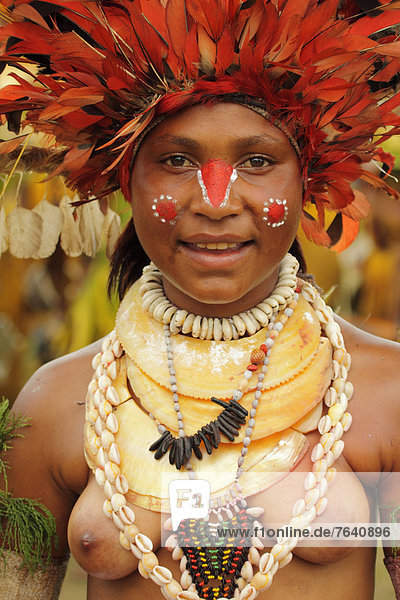 frontal  Portrait  Mensch  Menschen  Kultur  Kopfschmuck  Halskette  Kette  Menschliches Gesicht  Menschliche Gesichter  jung  Ethnisches Erscheinungsbild  Gesichtsbemalung  Collier  Ozeanien  Papua-Neuguinea  Regenwald  Show