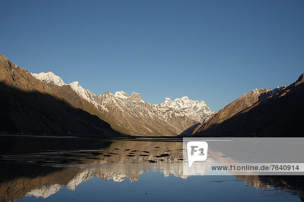 Gebirge  Wasser  Berg  Landschaft  Tal  Spiegelung  See  Asien  Indien  Ladakh  Gebirgszug
