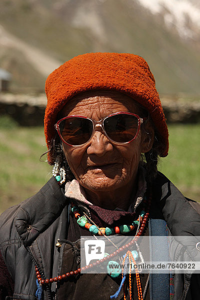 Portrait  Frau  Tradition  Mensch  Tal  Großmutter  Sonnenbrille  Kostüm - Faschingskostüm  Ethnisches Erscheinungsbild  Asien  Kleid  Indien  Ladakh  alt