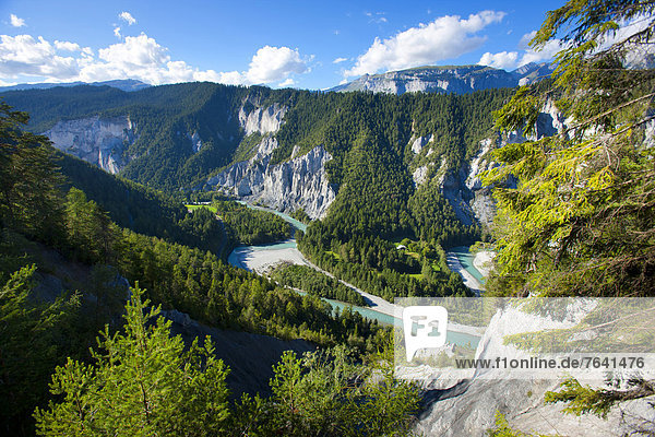 Felsbrocken Europa Steilküste Wald fließen Fluss Holz Surselva Schlucht Kanton Graubünden Erosion Schweiz