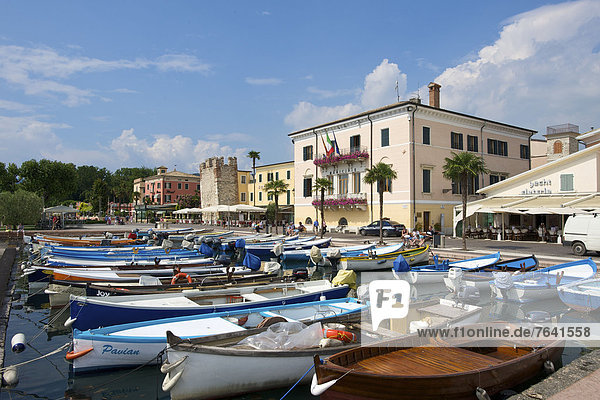 Fischereihafen  Fischerhafen  leer  Außenaufnahme  Hafen  Europa  Tag  niemand  Boot  Gardasee  Fischerboot  Italien