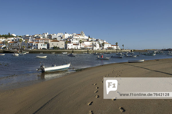 Europa Wohnhaus Strand Gebäude Küste Boot Meer schwimmen Algarve Ferragudo Fischerdorf Portugal