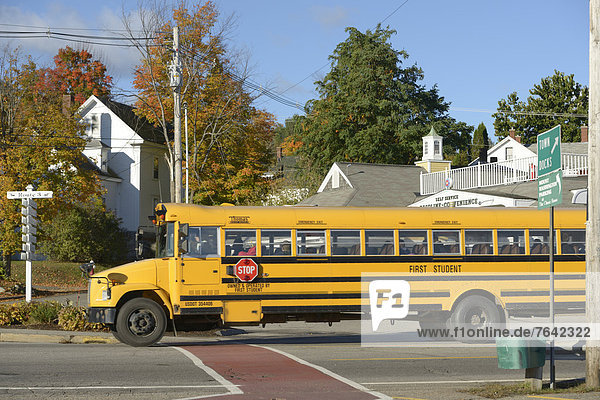 Vereinigte Staaten von Amerika  USA  Ostküste  Amerika  Stadt  See  Dorf  Nordamerika  Omnibus  Neuengland  New Hampshire  Schulbus
