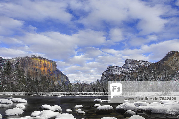 Vereinigte Staaten von Amerika  USA  Felsbrocken  Winter  Amerika  Wolke  Baum  Himmel  Landschaft  niemand  Fluss  Yosemite Nationalpark  El Capitan  Kalifornien  Schnee