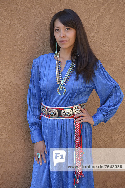 Vereinigte Staaten von Amerika  USA  Hochformat  lange Haare  langhaarig  Portrait  Frau  Amerika  Tradition  Dunkelheit  Indianer  Nordamerika  Kleid  Mexican Hat  Navajo  Utah