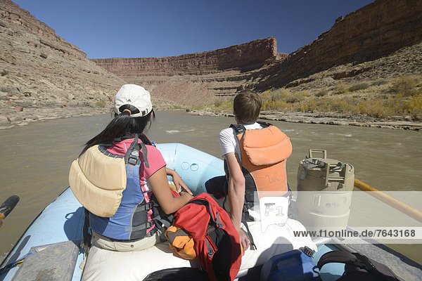 Vereinigte Staaten von Amerika  USA  Frau  Mann  Amerika  Abenteuer  Boot  Landschaftlich schön  landschaftlich reizvoll  Fluss  Nordamerika  Wildwasser  Außenaufnahme  Hochebene  Bluff  Colorado  Floß  Rafting  Utah