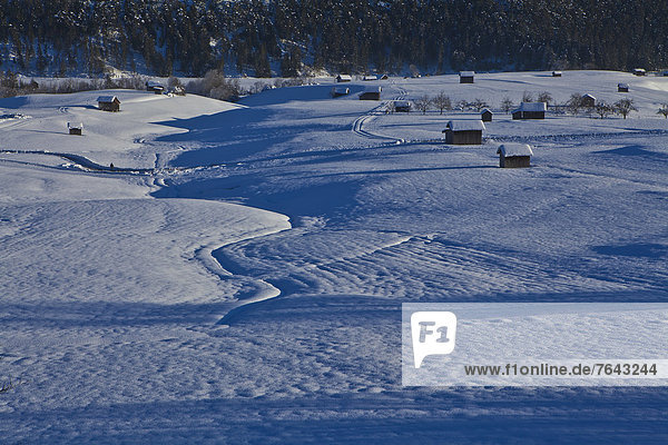 Europa  Winter  Urlaub  ruhen  Ruhe  schattig  Landschaft  Weg  weiß  Stille  Feld  blau  Kultur  Gegenstand  Österreich  Wanderweg  Rest  Überrest  Schnee  Tirol