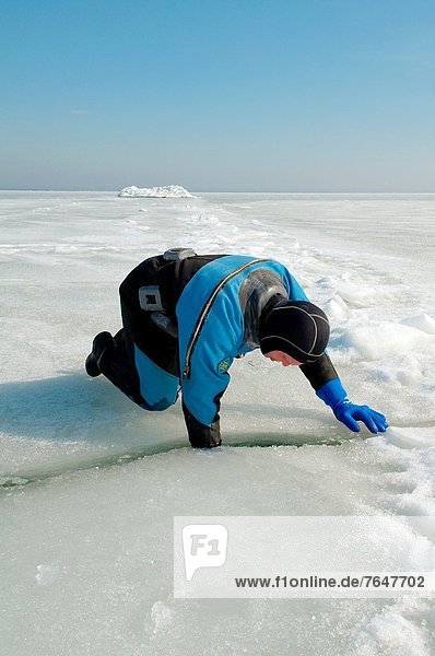 Taucher bereitet sich auf das Eistauchen im zugefrorenen Schwarzen Meer vor  ein seltenes Phänomen  das zuletzt 1977 auftrat  Odessa  Ukraine  Osteuropa  Europa