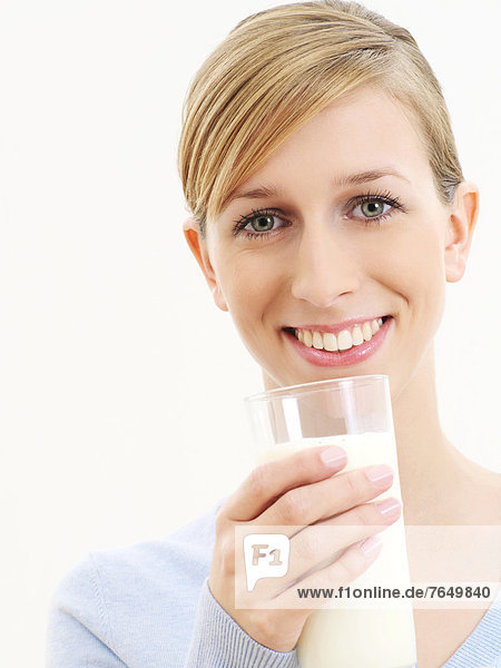 Junge Frau mit Glas Milch