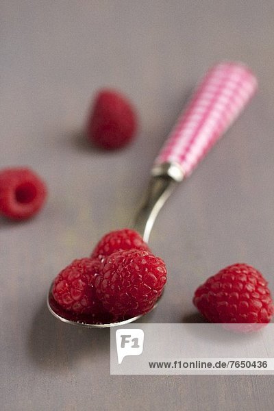 Frische Himbeeren auf einem Löffel