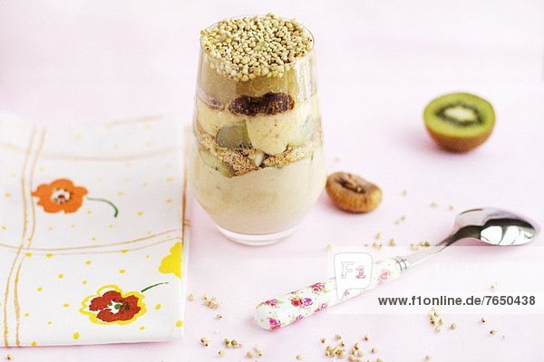 Schichtspeise mit Buchweizen  Feigen  Kiwi  Joghurt  Vanilletofucreme und Apfelkompott