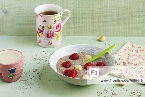 'Porridge aus Chiasamen und Macadamianüssen