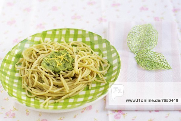 Spaghetti mit Avocado-Spinat-Creme