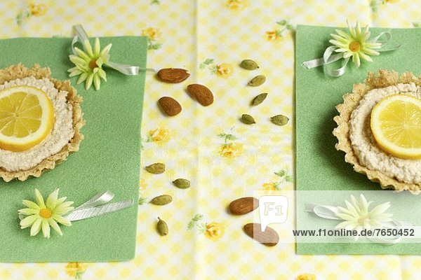 Zitronen-Mandel-Tarteletts aus dem Kühlschrank