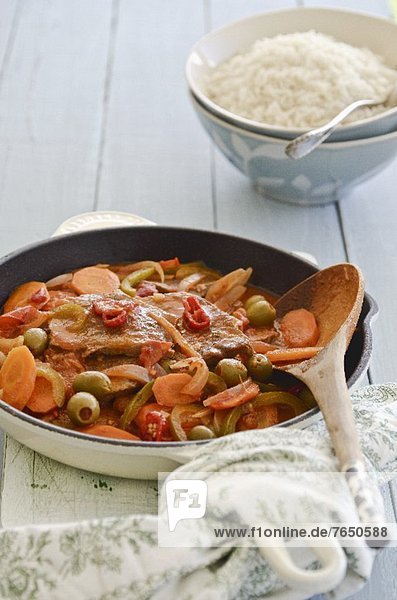 Schweineschnitzel mit Möhren  Oliven und Chiliringen  Reisbeilage