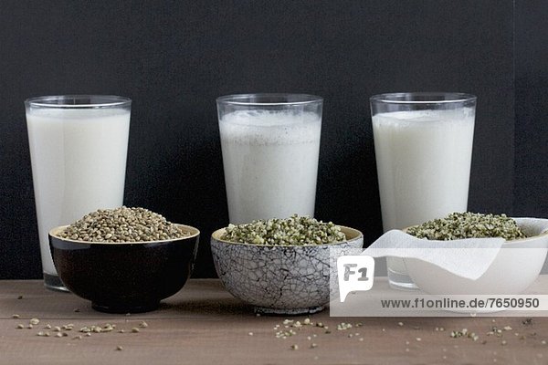 'Selbstgemachte Hanfmilch mit ganzen Samen und mit geschälten Samen