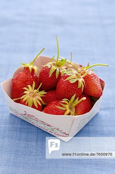 Frische Erdbeeren im Pappschälchen
