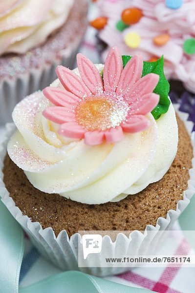 Vanille-Cupcake mit rosa Zuckerblume