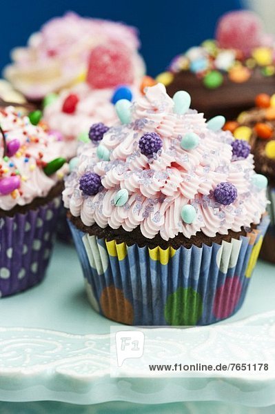 Verschiedene verzierte Cupcakes für eine Party