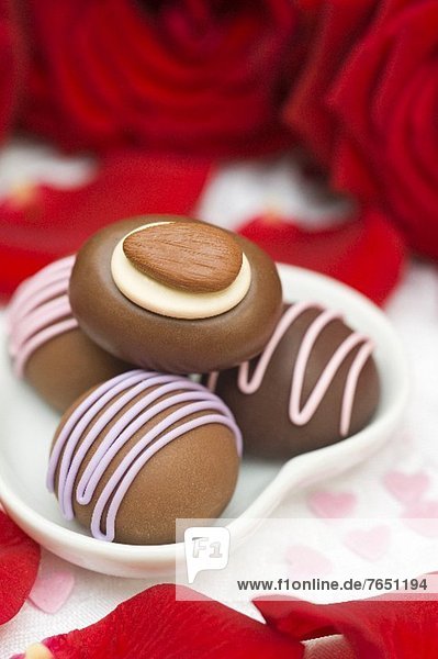 Schokoladenpralinen in herzförmiger Schale zum Valentinstag