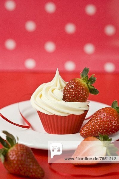 Cupcake mit Vanillecreme und frischen Erdbeeren