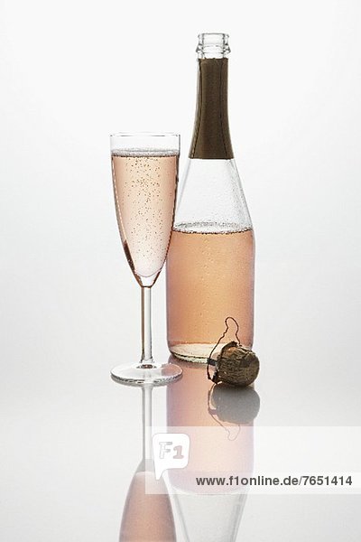 Rosesekt (Flasche  Sektglas und Sektkorken)
